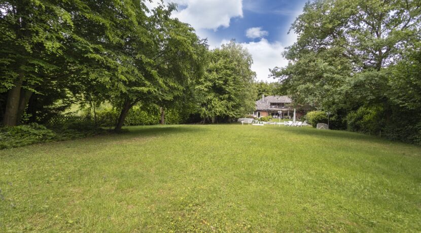 Ca. 3800 m² großes Grundstück