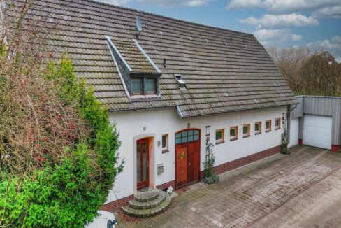Wohnhaus und Gewerbefläche