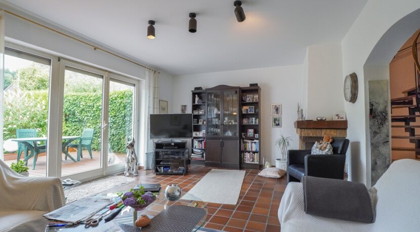 Wohnzimmer mit Kamin
