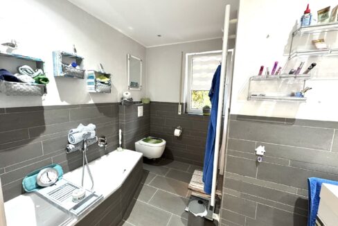 schickes Bad mit Badewanne...