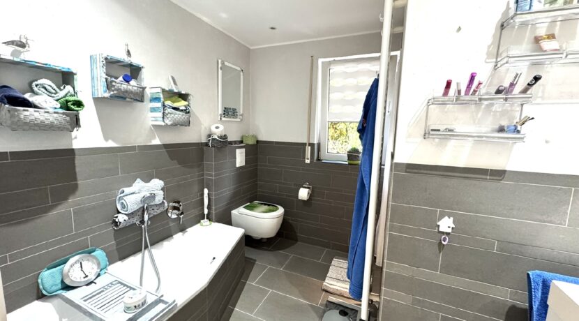 schickes Bad mit Badewanne...