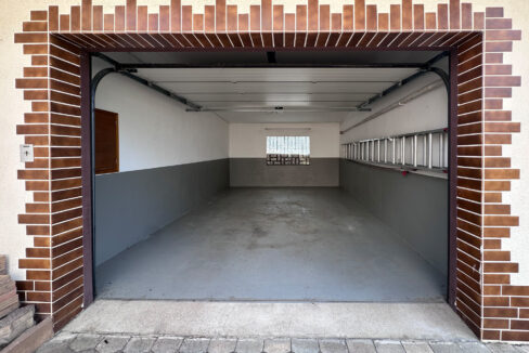 Garage zw. Nebengebäude und Carportrport