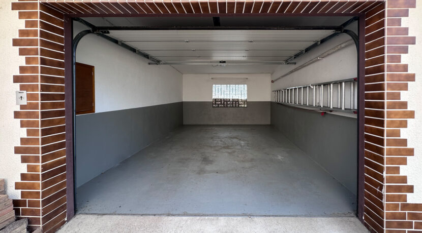 Garage zw. Nebengebäude und Carportrport