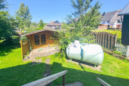 Gartenhaus und Flüssiggastank