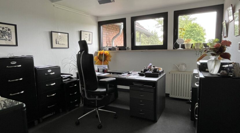 Büro (vor der Küche gelegen)