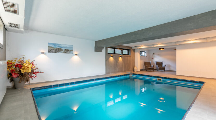 Modernes Schwimmbad