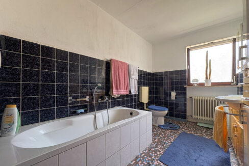Badezimmer (EG)