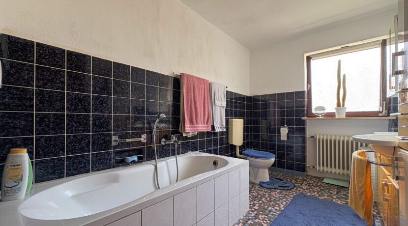 Badezimmer (EG)