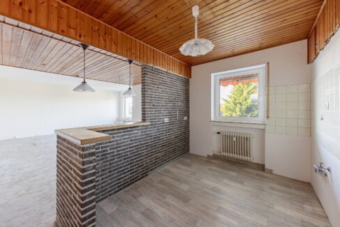 offene Küche mit Blick in den hellen Wohnraum