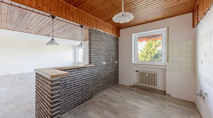 offene Küche mit Blick in den hellen Wohnraum