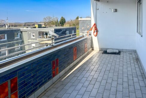 großer Balkon in Südausrichtung