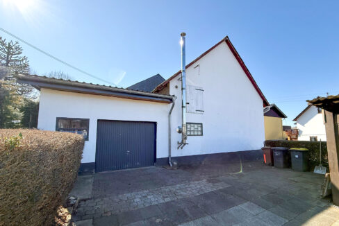 Seitenansicht und Garage