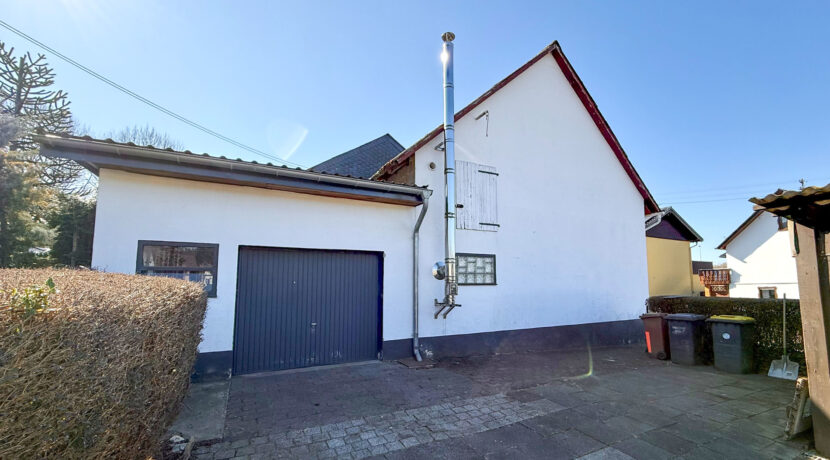 Seitenansicht und Garage