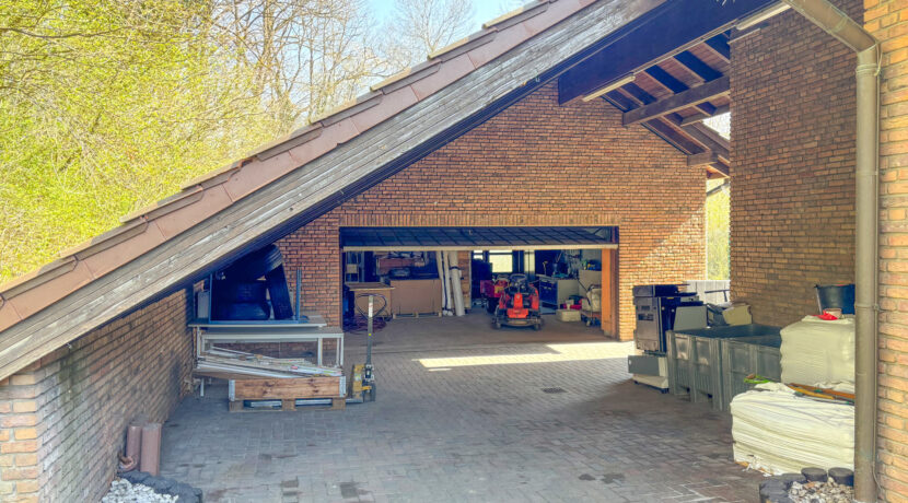 Garage und Unterstellplatz
