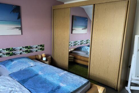 Schlafzimmer 1
