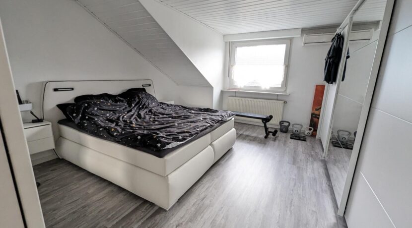 Schlafzimmer DG