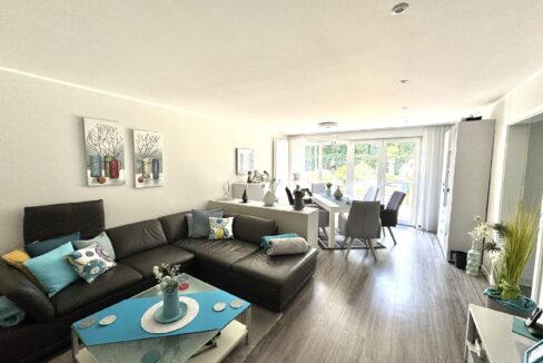 großzügiges Wohnzimmer