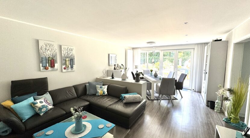 großzügiges Wohnzimmer