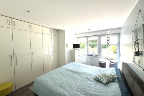 Schlafzimmer mit Einbauschrank