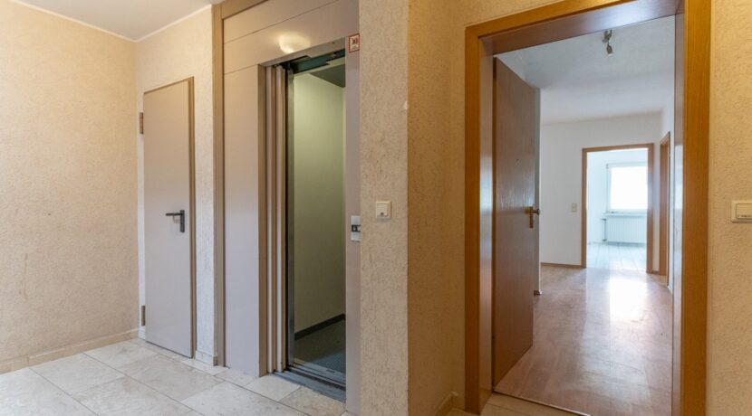 Aufzug im Treppenhaus