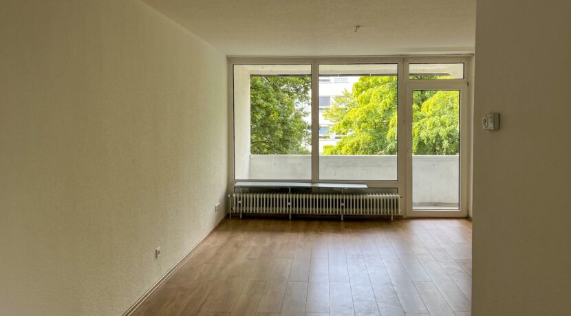 Wohnzimmer mit Aussicht ins Grüne
