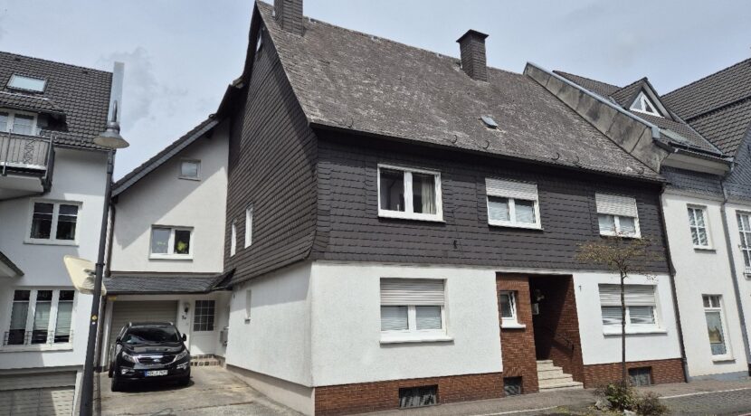 Ansicht mit Garage