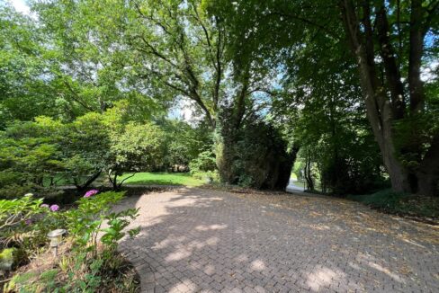 Einfahrt zum Anwesen