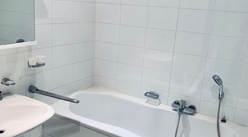 Bad mit Wanne und Dusche