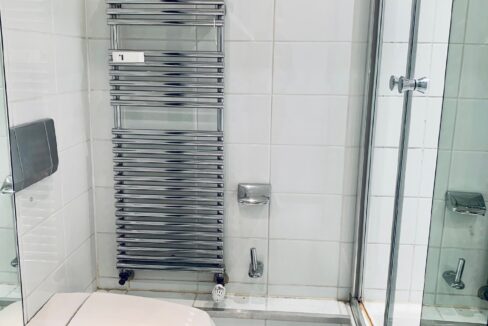 Bad mit Wanne und Dusche