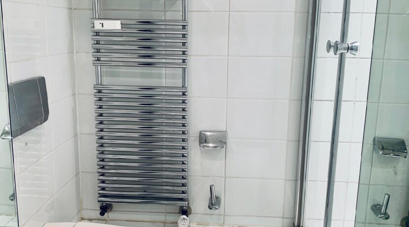 Bad mit Wanne und Dusche