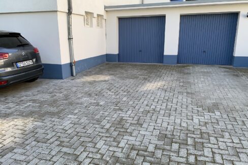 Garage und Stellplatz EUR 200,-