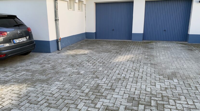 Garage und Stellplatz EUR 200,-
