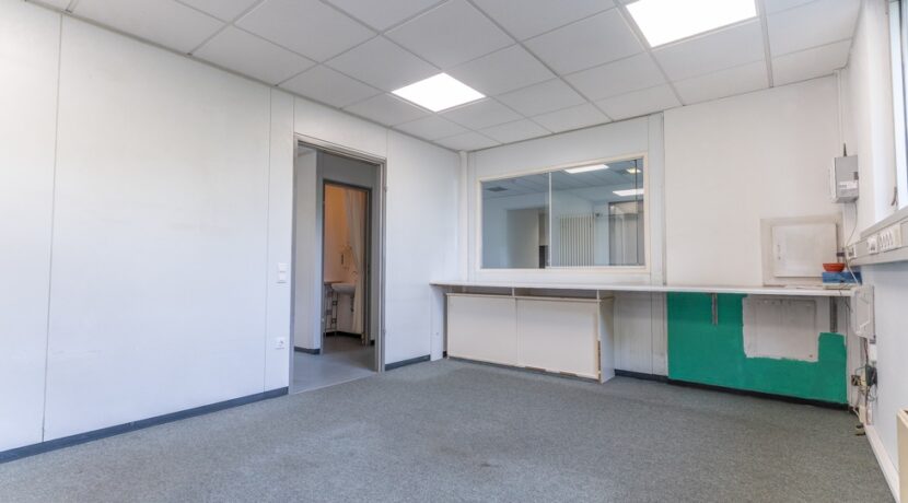 Büro mit Fenster zum Empfang
