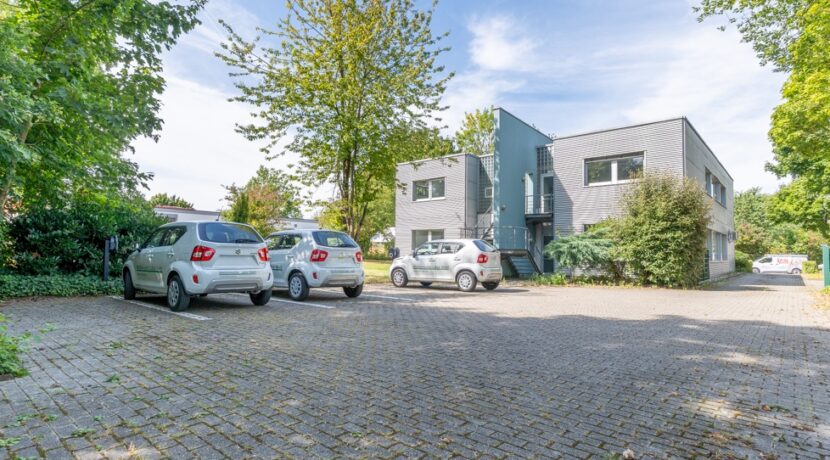 Parkplätze mit 4 Elektro-Ladesäulen