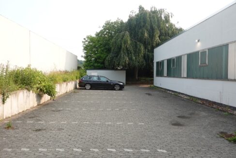 Bis zu 12 Parkplätze + Garage