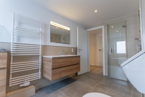 Mit Dusche und Badewanne