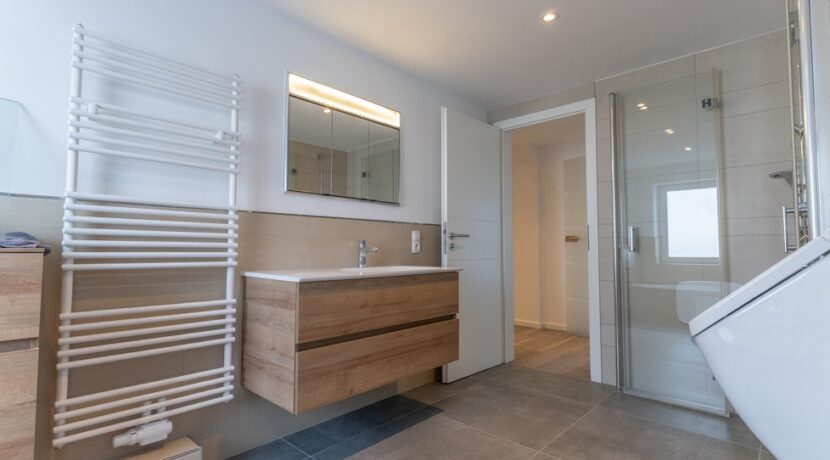 Mit Dusche und Badewanne