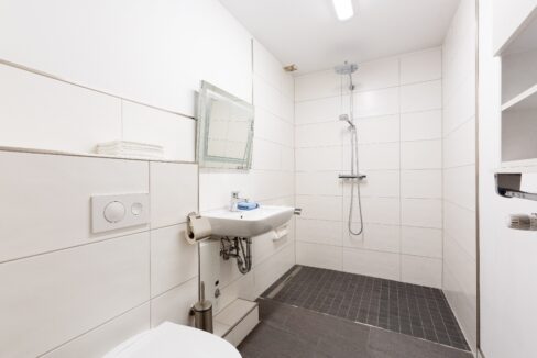 modernisiertes Duschbad im EG