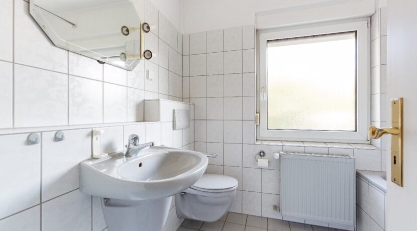 helles Wannenbad im OG