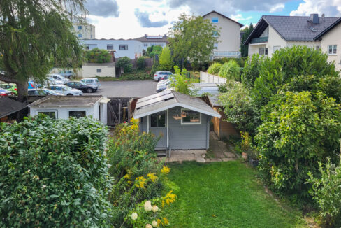 Blick vom Balkon in den Garten