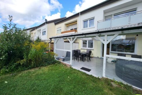 Blick vom Garten zur Terrrasse