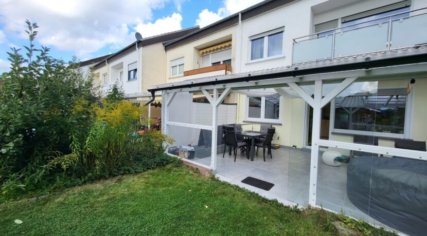 Blick vom Garten zur Terrrasse