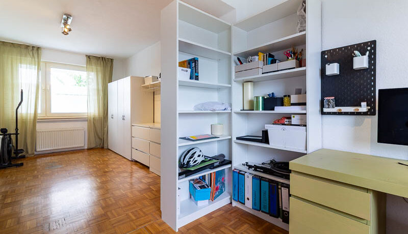 Freundliches Kinderzimmer mit Platz zum Spielen und Lernen.