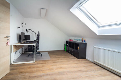 Wohnlich ausgebauter Raum im Dachgeschoss: ideal für Büro oder Gästezimmer.