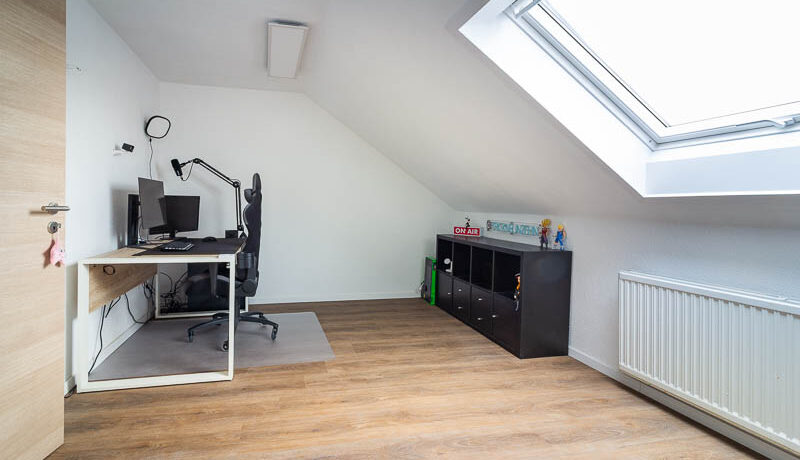 Wohnlich ausgebauter Raum im Dachgeschoss: ideal für Büro oder Gästezimmer.