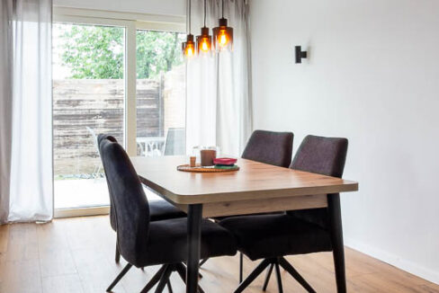 Gemütlicher Essbereich mit direkter Anbindung an Terrasse und Küche – ein idealer Treffpunkt für die ganze Familie.
