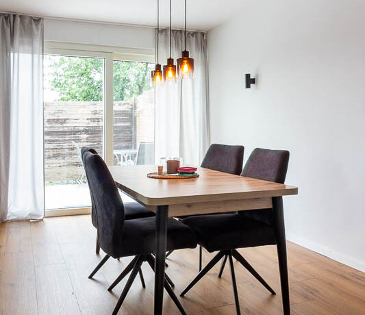 Gemütlicher Essbereich mit direkter Anbindung an Terrasse und Küche – ein idealer Treffpunkt für die ganze Familie.