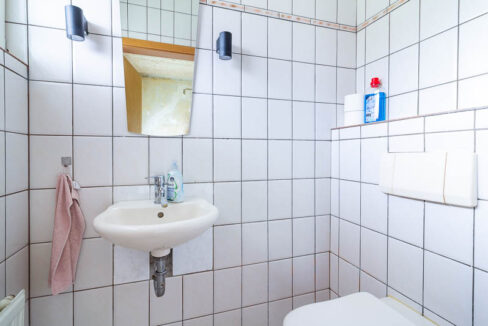 Praktisches Gäste-WC direkt im Eingangsbereich.
