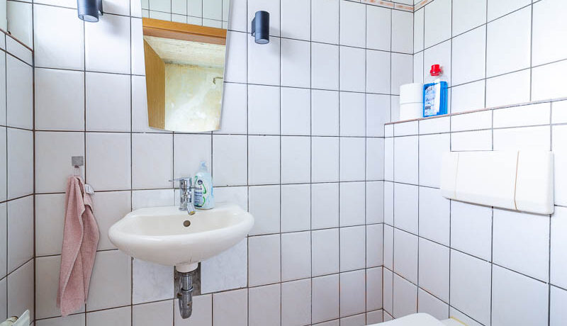 Praktisches Gäste-WC direkt im Eingangsbereich.