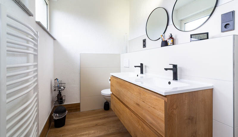 Das kernsanierte Badezimmer – moderne Ausstattung in jeder Ecke.
